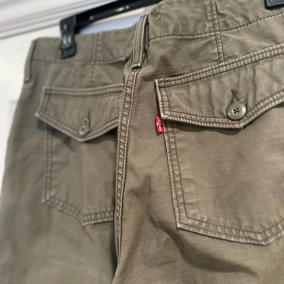 Women’s Levi’s rib cage, straight, utility pants. - Picture 6 of 7